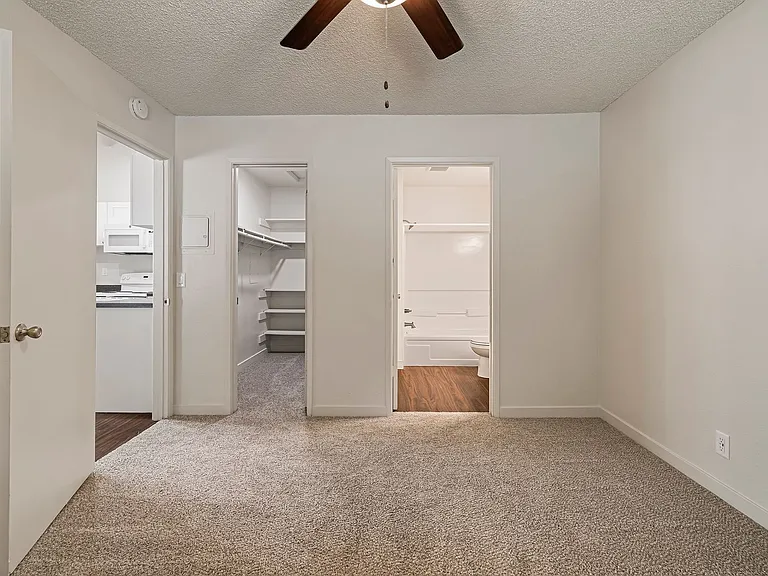 Train Station Apartments — Photo 17