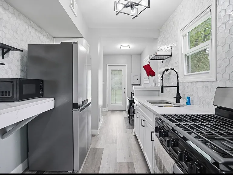 3223 E 35th Pl — Photo 6