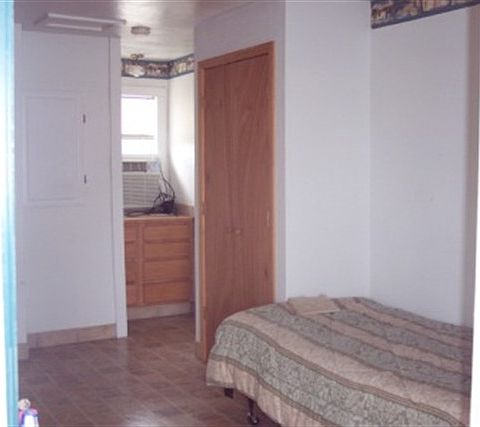 3rd image of 606 Janssen Ave