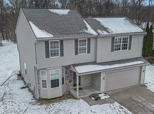1029 Carriage Hill Dr, Fenton, MI 48430