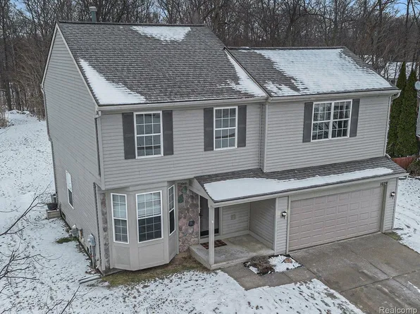 1029 Carriage Hill Dr, Fenton, MI 48430