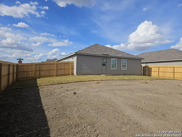 3 bed, 2.0 bath, 1269 sqft, $1,450 — Photo 3