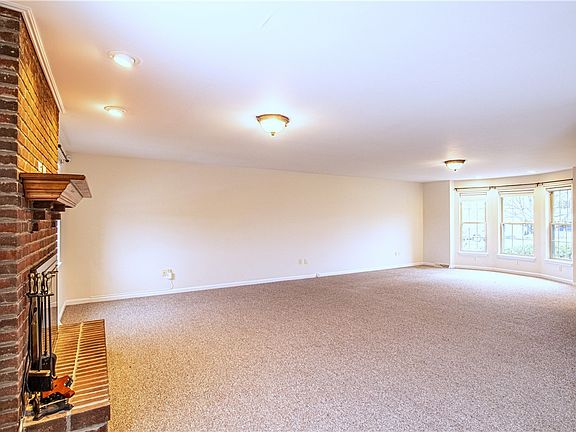5th image of 922 Douglas Dr