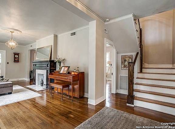 4th image of 426 W Gramercy Pl