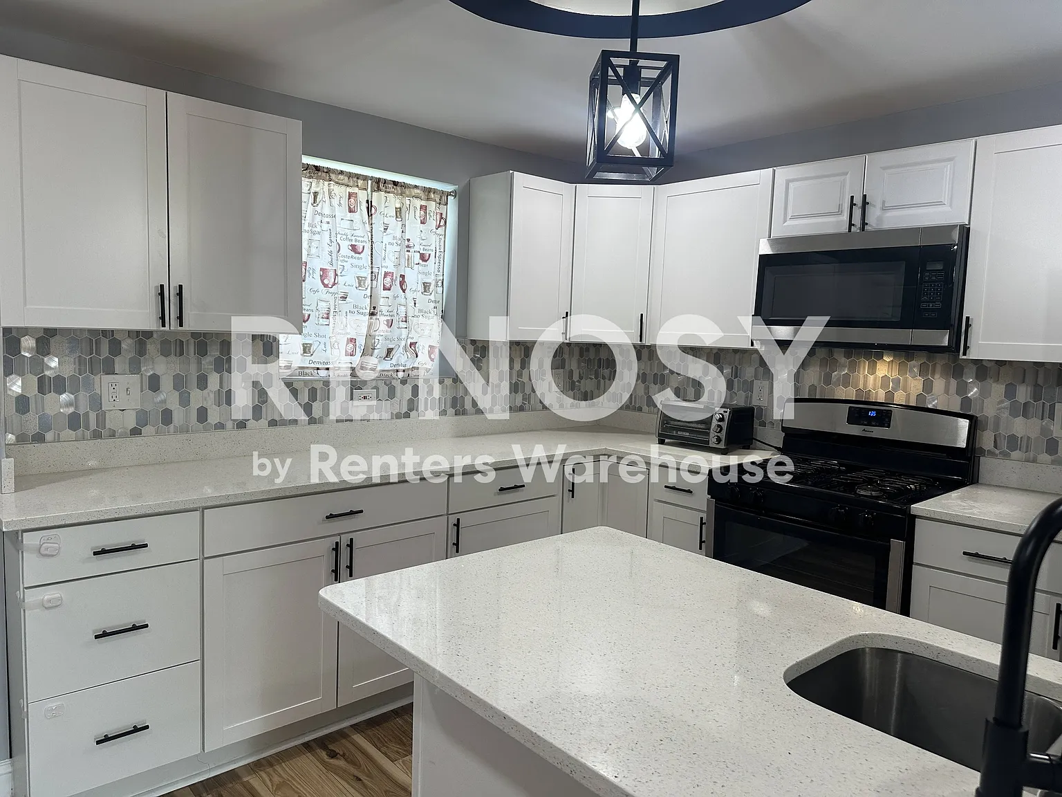 Stunningly updated 3+BR 2BA — Photo 4