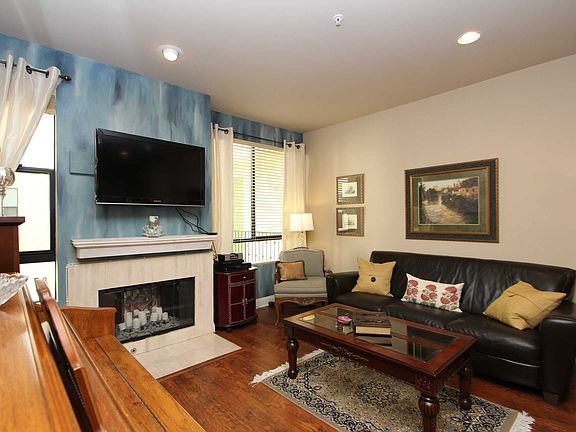 3rd image of 6938 Laurel Canyon Blvd. ## 204