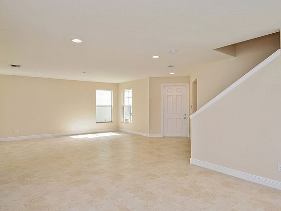 5th image of 810 NW Leonardo Cir