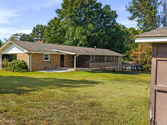 4th image of 2020 W Lake Dr NW