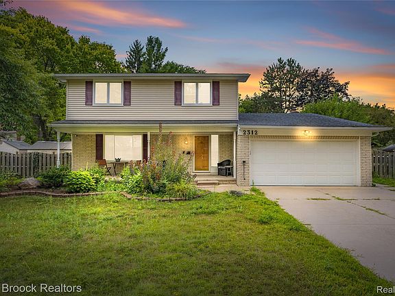 2nd image of 2312 Hillcrescent Dr