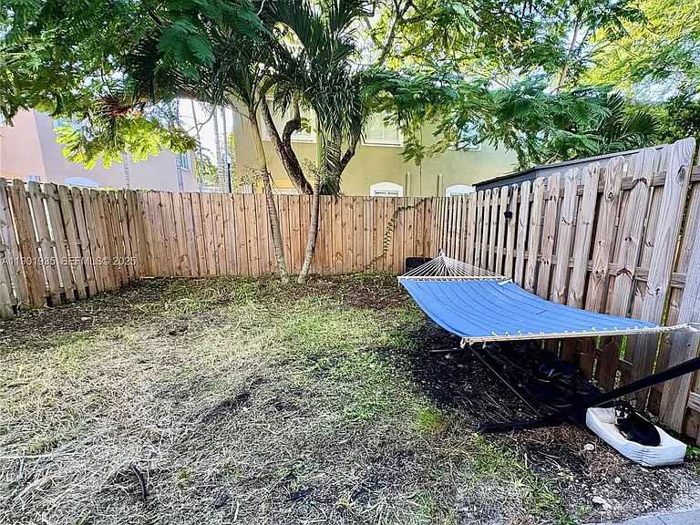 1020 SE 26th Ter — Photo 9