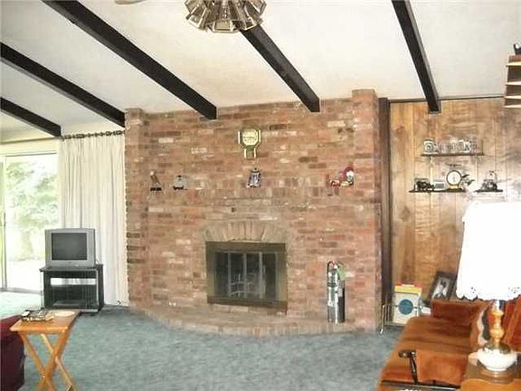 3rd image of 2927 E Lincolnshire Blvd