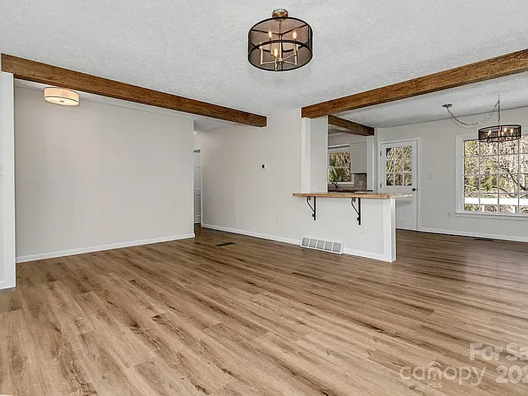 1085 Jenkins Valley Rd — Photo 6