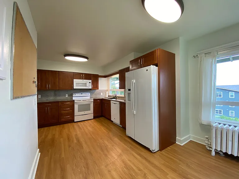 Clean Kitchen Glass Top Stove, Dishwasher, Double Sink, Big Refer & Freezer