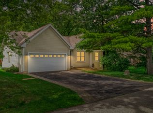 18 Hilltop Rd, Oakwood Hills, IL 60013