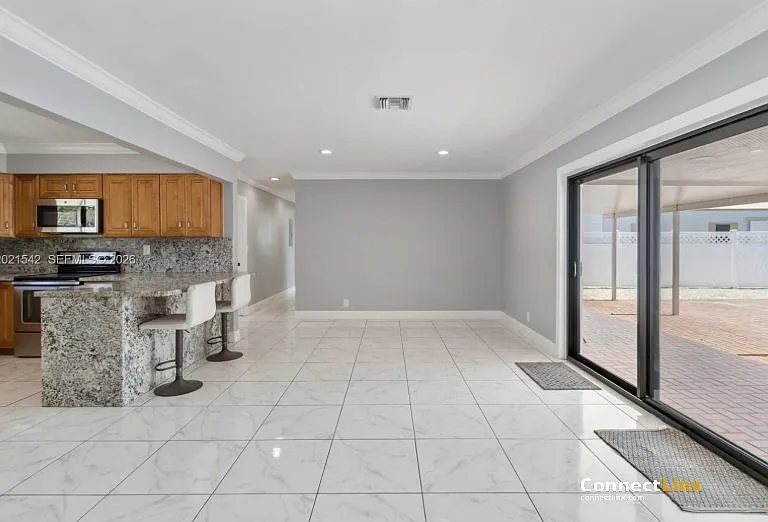 913 SW 49th Ave — Photo 16