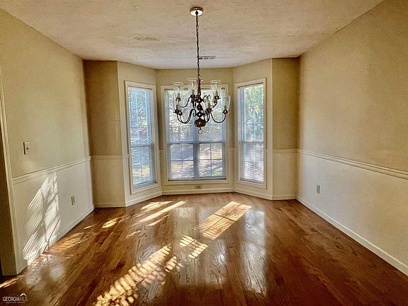 5th image of 3287 Summit Glen Dr
