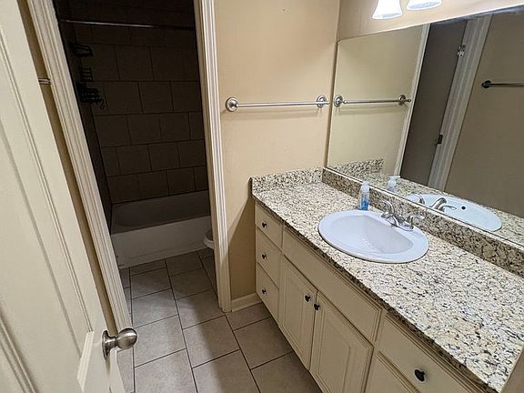 5th image of 801 Park Ln
