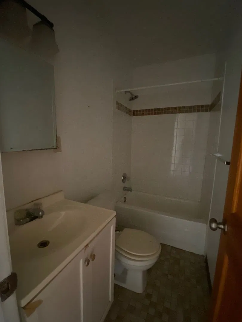 Cozy 2 Bedrooms 1 Bathroom — Photo 1