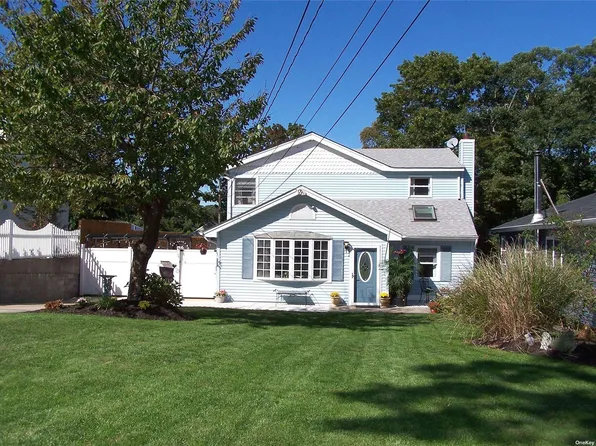 3 Roslyn Ave, Selden, NY 11784