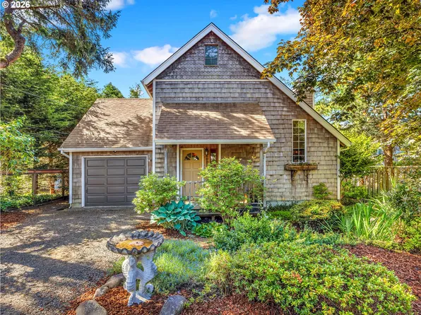 643 5th St, Gearhart, OR 97138