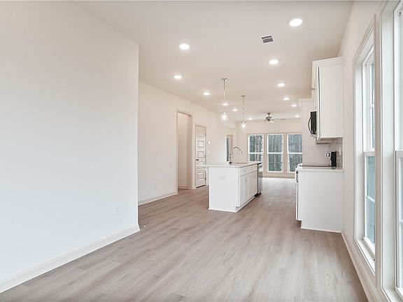 4th image of 1079 Woodland Ln