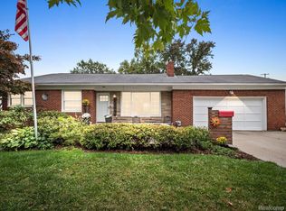 21608 Alexander St, Saint Clair Shores, MI 48081
