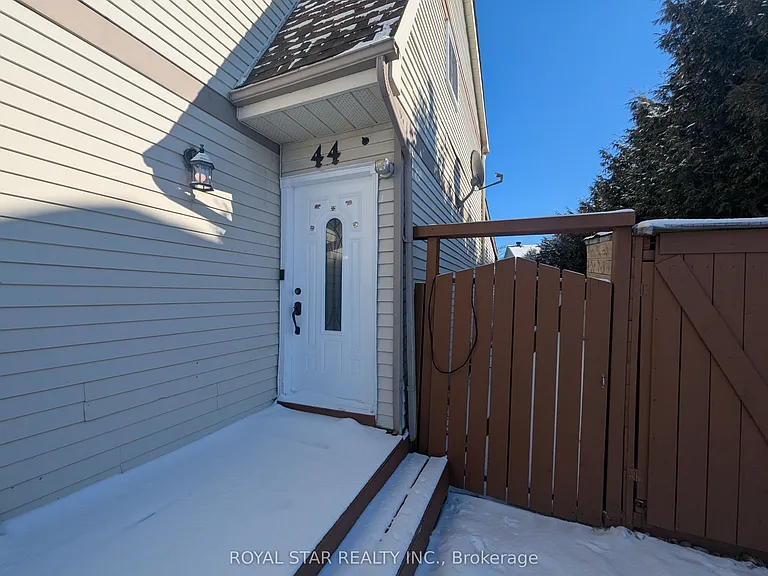 44 Winchester Dr — Photo 2