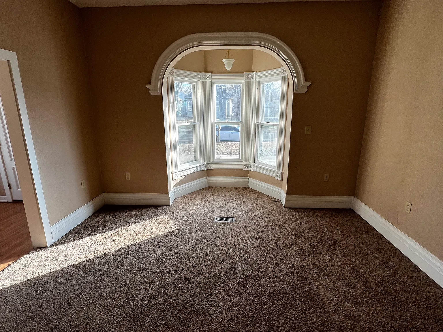 3 bed, 1600 sqft, $1,300 — Photo 4
