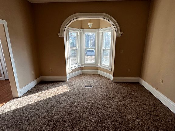 4th image of 526 W 2nd St