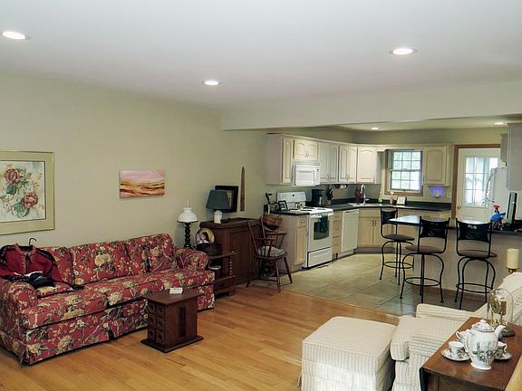 4th image of 103 Sunset Dr