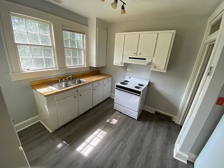 1612 Rutland Ct — Photo 2