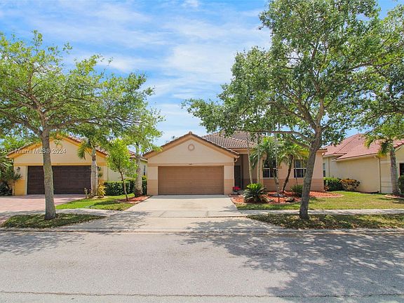 3rd image of 749 Tulip Cir