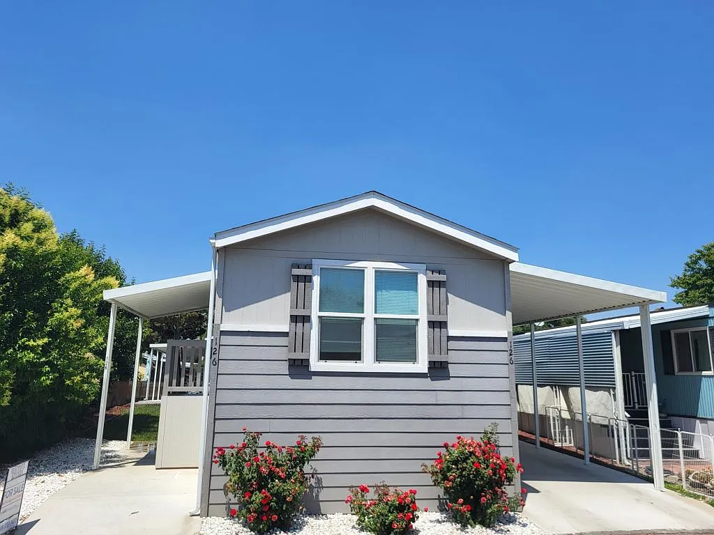 2 bed, 2.0 bath, 900 sqft, $1,499 — Photo 4