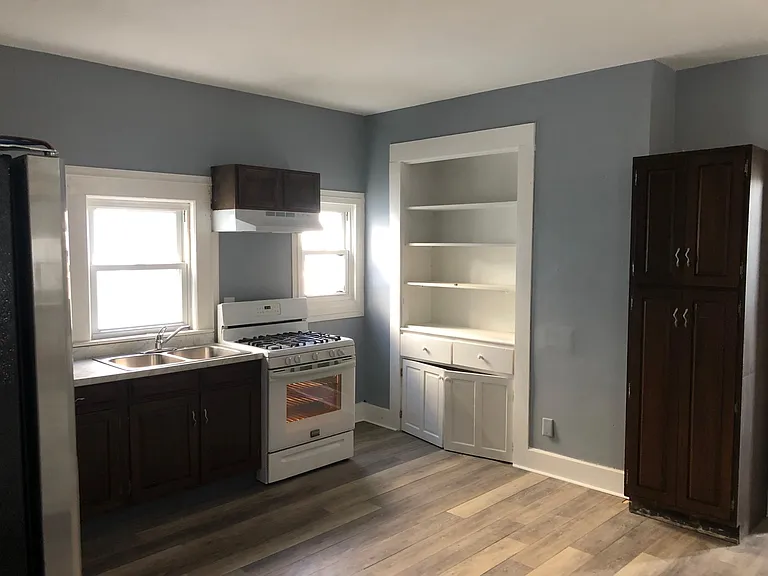 2317 W Delaware St — Photo 2