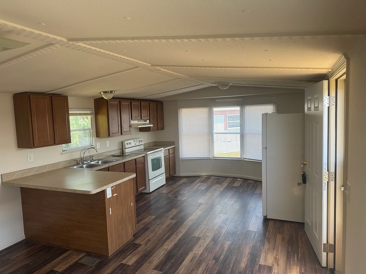 3 bed, 950 sqft, $1,550 — Photo 3