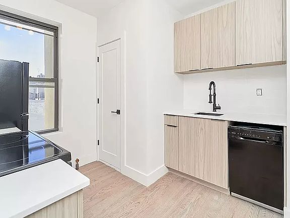 4th image of 208 E 6th St APT 35