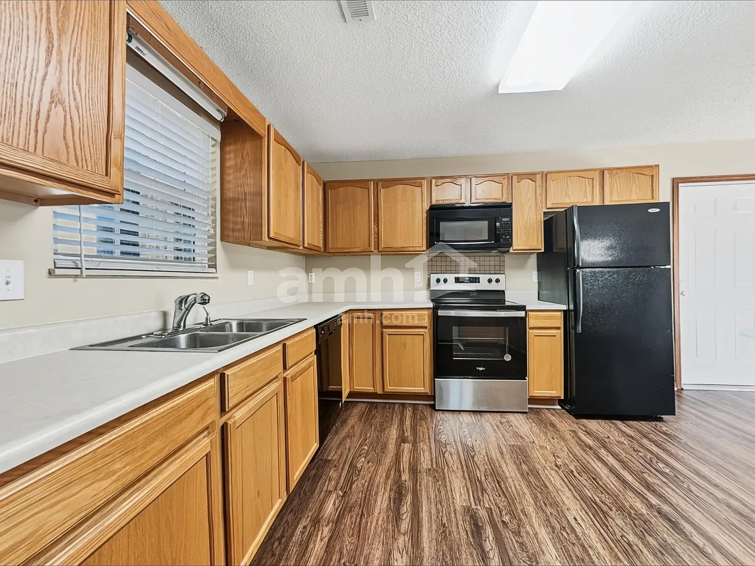 3 bed, 2.0 bath, 1804 sqft, $2,420 — Photo 4