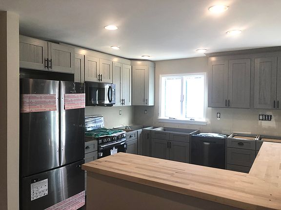 3rd image of 93 Robinhood Ln