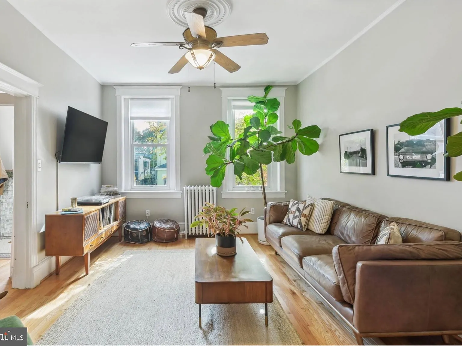 3 bed, 1.5 bath, 1300 sqft, $4,200 — Photo 2