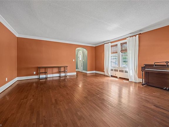 8th image of 224 W Colonial Dr
