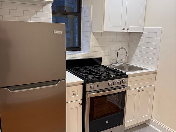 2nd image of 328 E 95th St APT 25