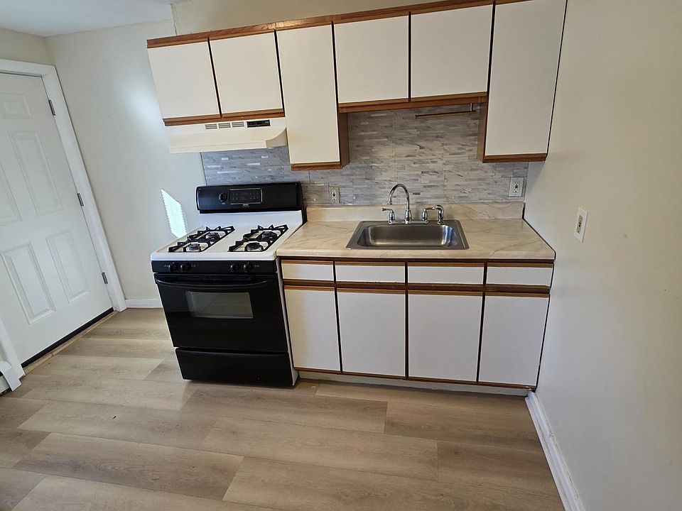 1st image of 7 Wollaston Ter #9W-2