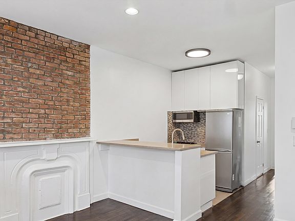 3rd image of 38 Halsey St APT 1