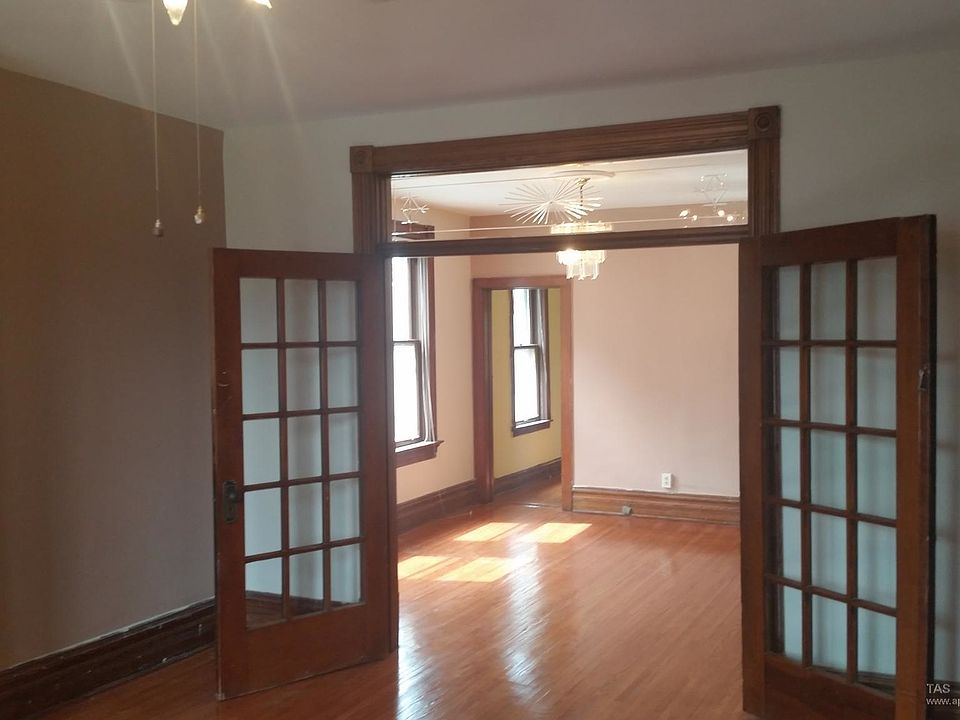 2nd image of 3046 N Hamlin Ave #2