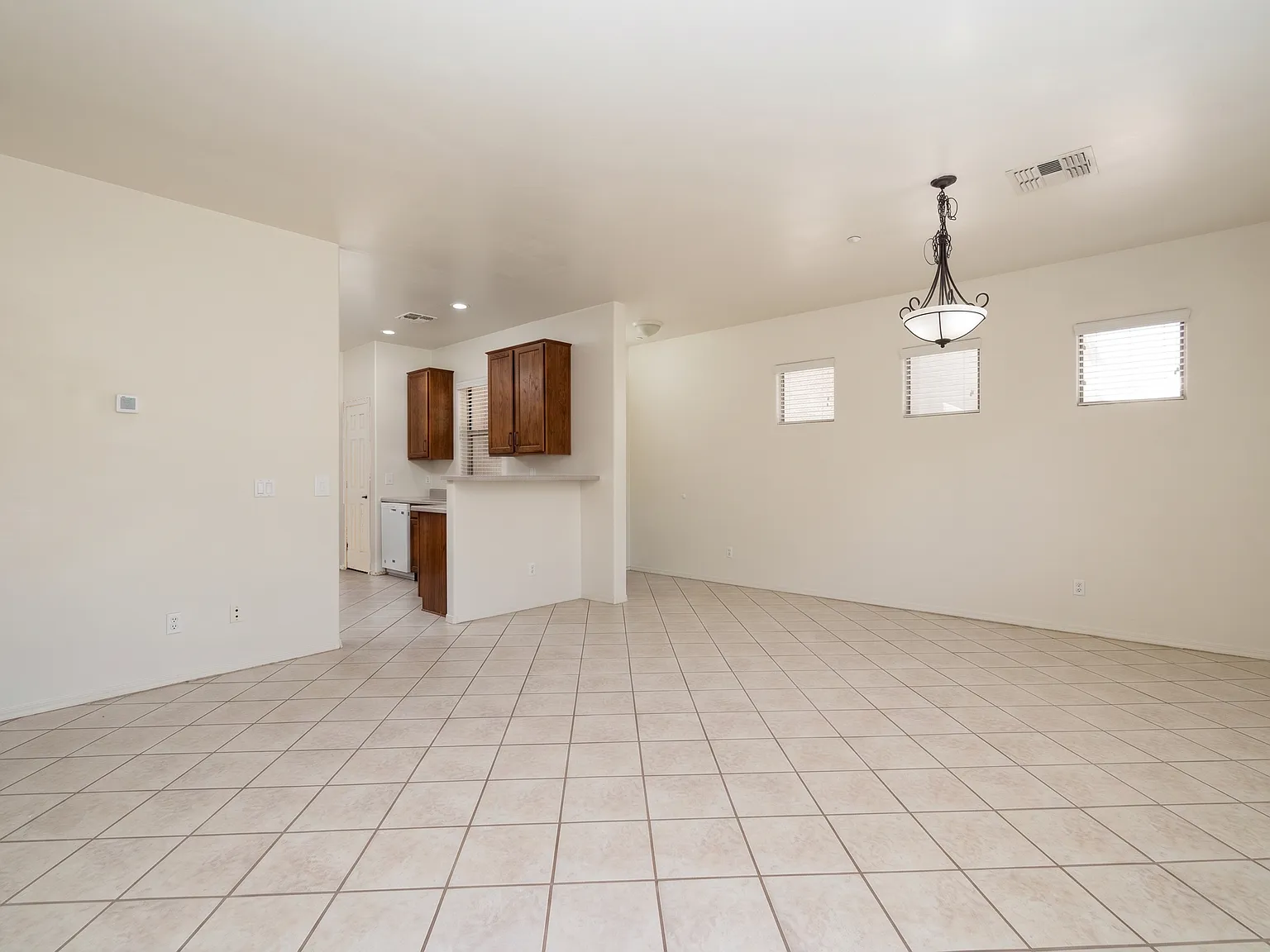 3 bed, 1340 sqft, $1,900 — Photo 3