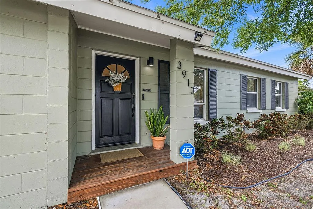 3 bed, 2.0 bath, 1158 sqft, $3,200 — Photo 3