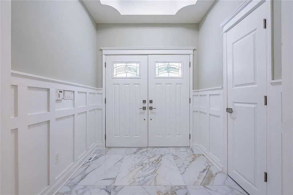 4 bed, 2.5 bath, 2010 sqft, $4,300 — Photo 4