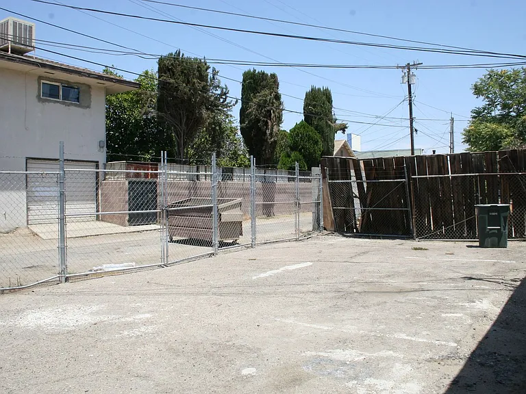200 Truxtun Avenue — Photo 11