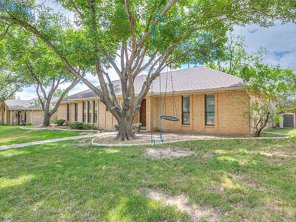3rd image of 3621 Briargrove Ln