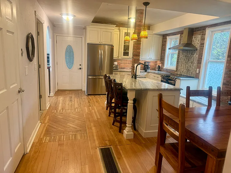 320 Oak St — Photo 2